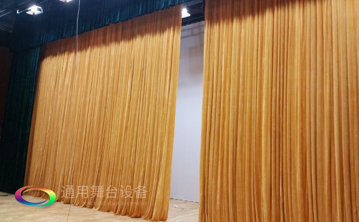 舞臺(tái)大幕舞臺(tái)阻燃幕布www.zzpvexpo.com、二、三道幕等分割表演區(qū)域，移換場(chǎng)景不間斷