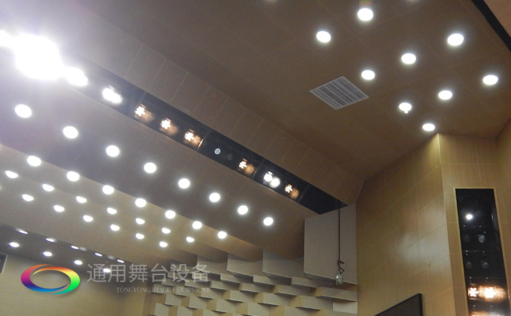 科學(xué)計劃工期、合理交叉施工，保質(zhì)保量順利完成工程的交付！通用舞臺阻燃幕布承接羊城廣州培英中學(xué)報告廳項(xiàng)目！