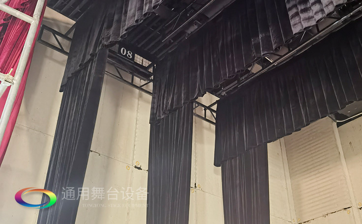 設置在舞臺上空，以金屬排架懸掛燈具的設備——燈光吊架Side lighting ladder通用舞臺阻燃幕布