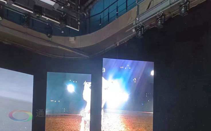 通用舞臺阻燃幕布為曲靖電視臺演播廳提供從系統(tǒng)設(shè)計、設(shè)備成套、安裝施工、系統(tǒng)調(diào)試及技術(shù)支持一體化服務(wù)