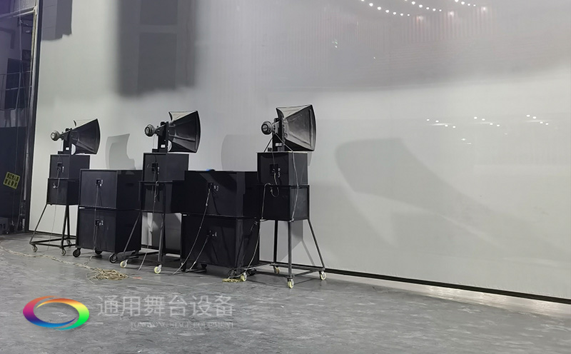 通用舞臺承建：南京曉莊學院報告廳舞臺項目（舞臺音響、舞臺燈光吊桿、舞臺幕布等）
