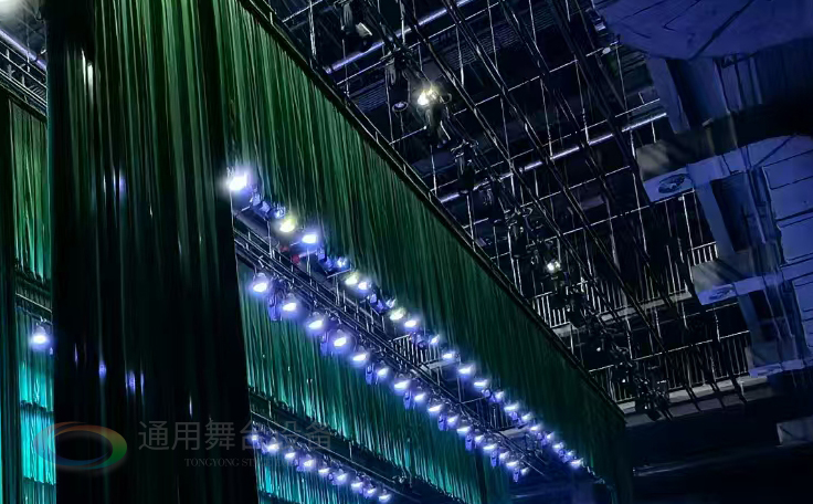 通用舞臺設(shè)備興化將軍路小學(xué)報告廳舞臺吊桿、舞臺阻燃幕布項目