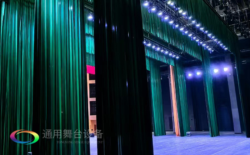 助力教育領域舞臺建設，推動校園文化發(fā)展！星海中學報告廳舞臺阻燃幕布建設項目